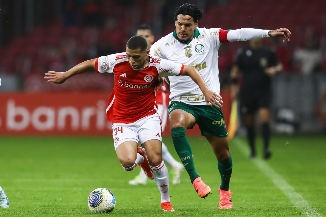 PORTO ALEGRE, BRAZIL: Gabriel Carvalho of Internacional and Raphael Veiga of Palmeiras compete for the ball during the match between Internacional and Palmeiras as part of Brasileirao 2024 at Beira-Rio Stadium on August 4, 2024. (Photo by Pedro H. Tesch/Getty Images)