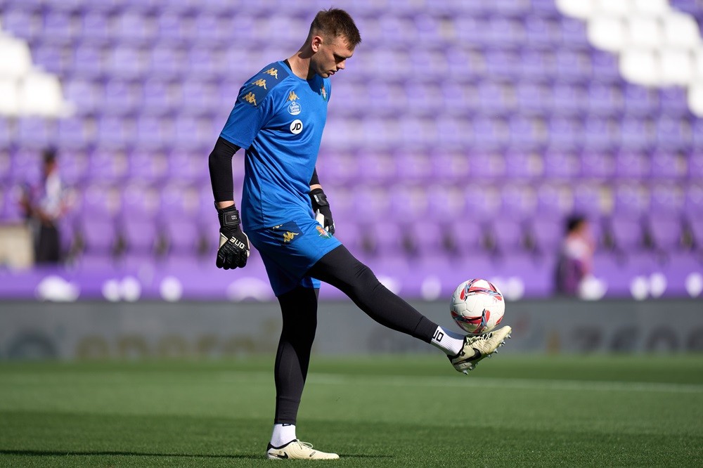 VALLADOLID, SPAIN: Karl Hein of Real Valladolid warms up prior to the La Liga match between Real Valladolid CF and RCD Espanyol de Barcelona at Jose Zorrilla on August 19, 2024. (Photo by Angel Martinez/Getty Images)