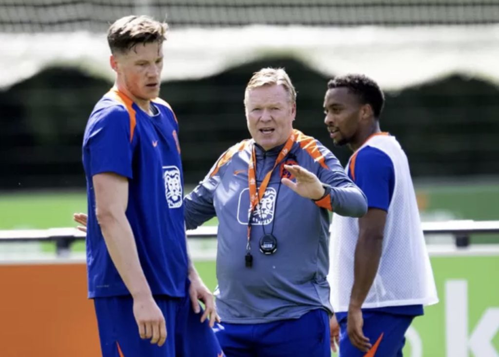 Netherlands striker Wout Weghorst (L) and defender Jurrien Timber (R) speak with Netherland's team coach Ronald Koeman (C) during a training session for the Dutch national team, at the KNVB Campus in Zeist, on September 8, 2024. (Photo via Getty Images)