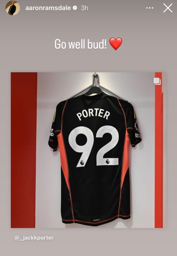 Aaron Ramsdale sends a message to Jack Porter ahead of Arsenal's match against Bolton Wanderers (Photo via Jeorge Bird on Twitter)