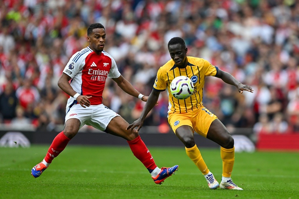 LONDON, ENGLAND: Yankuba Minteh of Brighton is challenged by Jurrien Timber of Arsenal in action during the Premier League match between Arsenal FC and Brighton & Hove Albion FC at Emirates Stadium on August 31, 2024. (Photo by Mike Hewitt/Getty Images)