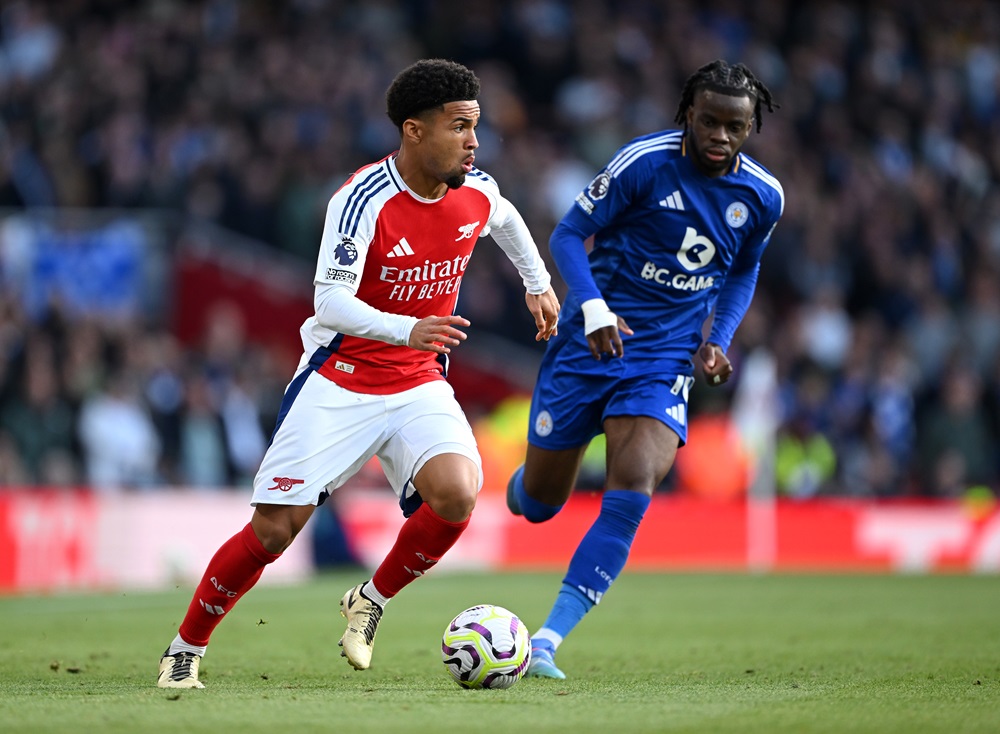 LONDON, ENGLAND: Ethan Nwaneri of Arsenal runs with the ball during the Premier League match between Arsenal FC and Leicester City FC at Emirates Stadium on September 28, 2024. (Photo by Shaun Botterill/Getty Images)