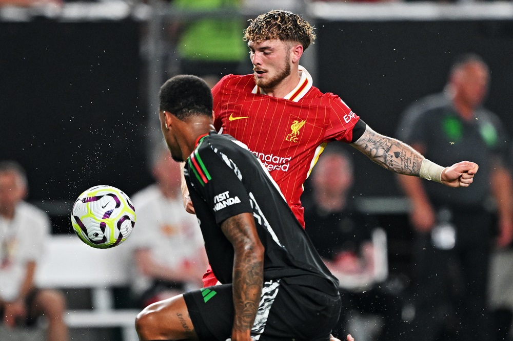 PHILADELPHIA, PENNSYLVANIA: Harvey Elliott of Liverpool tries to kick the ball past Gabriel Magalhaes of Arsenal at Lincoln Financial Field on July 31, 2024. (Photo by Drew Hallowell/Getty Images)