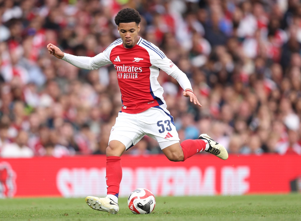 LONDON, ENGLAND: Ethan Nwaneri of Arsenal runs with the ball during the pre-season friendly match between Arsenal and Bayer 04 Leverkusen at Emirates Stadium on August 07, 2024. (Photo by Warren Little/Getty Images)