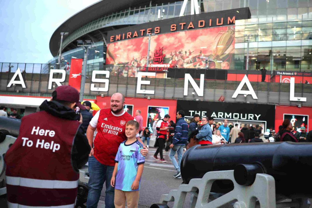 LONDON, ENGLAND - SEPTEMBER 25: Fans pose for a photo outside the stadium prior to the Carabao Cup Third Round match between Arsenal and Bolton Wanderers at Emirates Stadium on September 25, 2024 in London, England. (Photo by Alex Pantling/Getty Images)