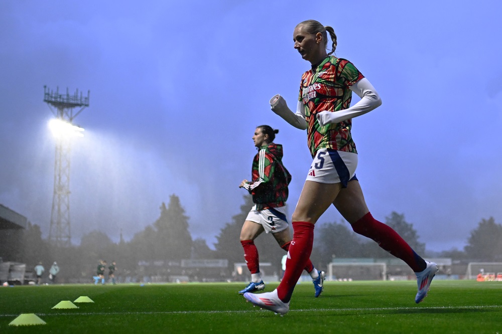 BOREHAMWOOD, ENGLAND: Lotte Wubben-Moy and Stina Balckstenius of Arsenal warm up prior to the UEFA Women's Champions League 2024/25 Second Round Second Leg match between Arsenal and Hacken at Meadow Park on September 26, 2024. (Photo by Harry Murphy/Getty Images)