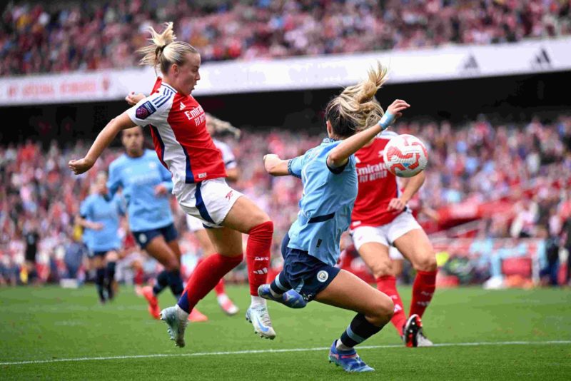 LONDON, ENGLAND - SEPTEMBER 22: Beth Mead of Arsenal scores her team's second goal during the Barclays Women's Super League match between Arsenal and Manchester City at Emirates Stadium on September 22, 2024 in London, England. (Photo by Justin Setterfield/Getty Images)