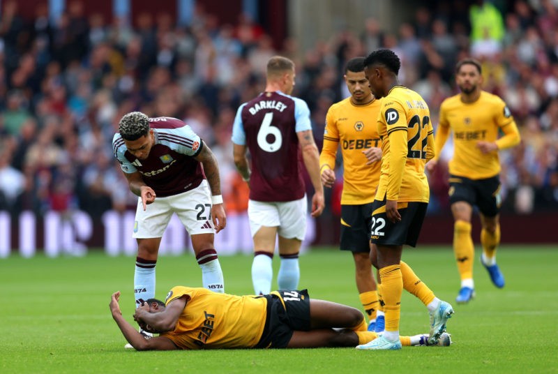 BIRMINGHAM, ENGLAND - SEPTEMBER 21: Yerson Mosquera of Wolverhampton Wanderers reacts on the floor with a injury during the Premier League match between Aston Villa FC and Wolverhampton Wanderers FC at Villa Park on September 21, 2024 in Birmingham, England. (Photo by Nathan Stirk/Getty Images)