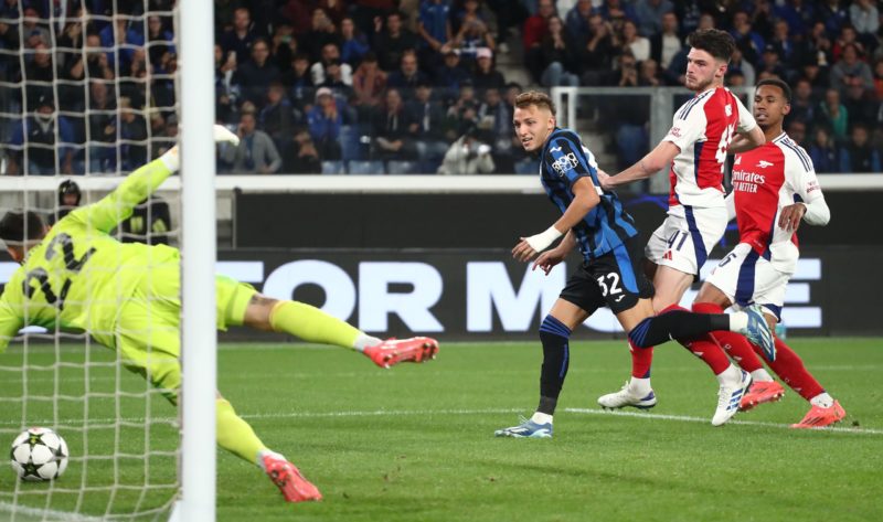 BERGAMO, ITALY - SEPTEMBER 19: David Raya of Arsenal FC dives to save a shot during the UEFA Champions League 2024/25 League Phase MD1 match between Atalanta BC and Arsenal FC at Stadio di Bergamo on September 19, 2024 in Bergamo, Italy. (Photo by Marco Luzzani/Getty Images)