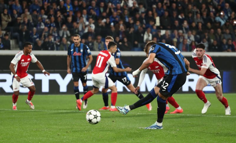 BERGAMO, ITALY - SEPTEMBER 19: Mateo Retegui of Atalanta BC misses a penalty during the UEFA Champions League 2024/25 League Phase MD1 match between Atalanta BC and Arsenal FC at Stadio di Bergamo on September 19, 2024 in Bergamo, Italy. (Photo by Marco Luzzani/Getty Images)