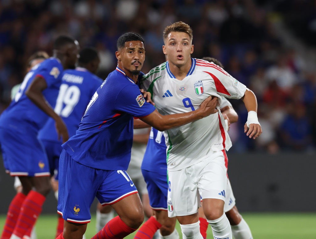 PARIS, FRANCE - SEPTEMBER 06: Mateo Retegui of Italy competes for the ball with William Saliba of France during the UEFA Nations League 2024/25 League A Group A2 match between France and Italy at Parc des Princes stadium on September 06, 2024 in Paris, France. (Photo by Claudio Villa/Getty Images)