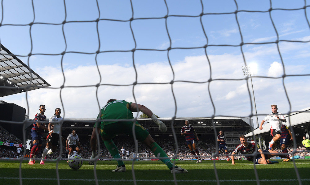 LONDON, ENGLAND: Emile Smith Rowe of Fulham scores his team's second goal past Nick Pope of Newcastle United during the Premier League match between Fulham FC and Newcastle United FC at Craven Cottage on September 21, 2024. (Photo by Alex Davidson/Getty Images)