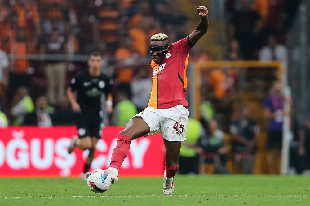 ISTANBUL, TURKEY: Victor Osimhen of Galatasaray controls the ball during the Turkish Super League match between Galatasaray and Rizespor at Rams Park Stadium on September 14, 2024. (Photo by Ahmad Mora/Getty Images)