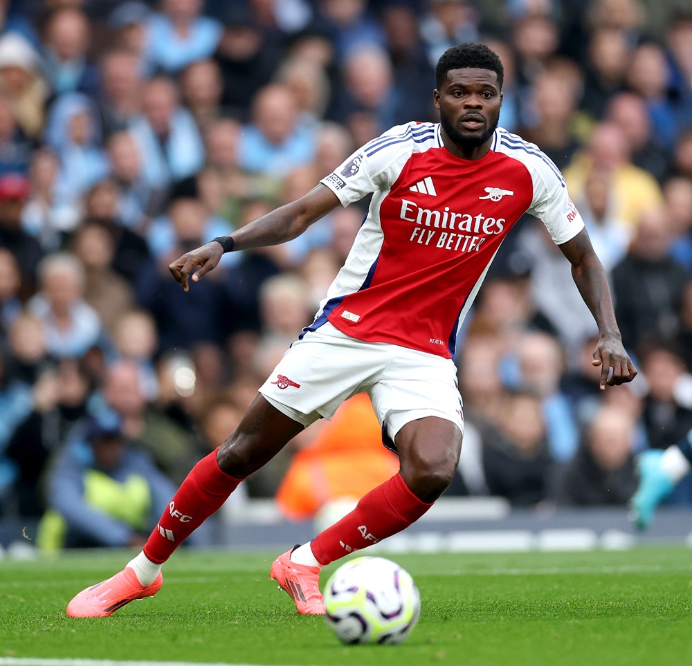 MANCHESTER, ENGLAND: Arsenal's Thomas Partey runs with the ball during the Premier League match between Manchester City FC and Arsenal FC at Etihad Stadium on September 22, 2024. (Photo by Carl Recine/Getty Images)