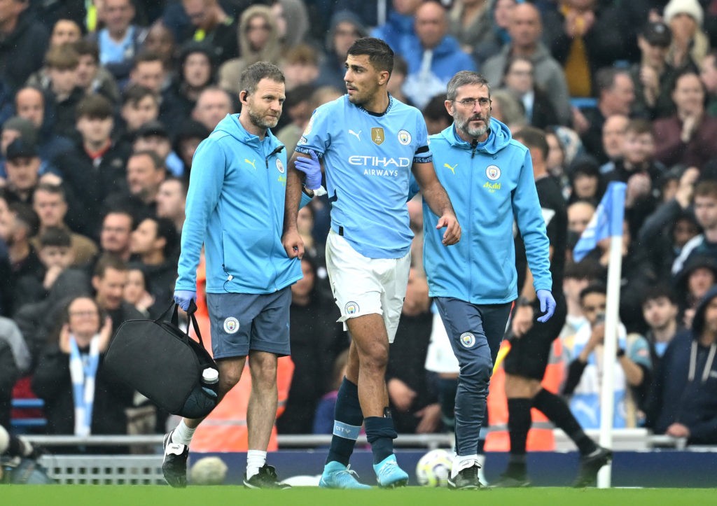 MANCHESTER, ENGLAND - SEPTEMBER 22: Rodri of Manchester City leaves the pitch following an injury during the Premier League match between Manchester City FC and Arsenal FC at Etihad Stadium on September 22, 2024 in Manchester, England. (Photo by Michael Regan/Getty Images)