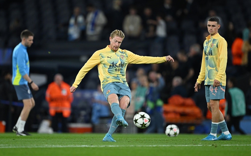 MANCHESTER, ENGLAND: Kevin De Bruyne of Manchester City shoots during the warm up prior to the UEFA Champions League 2024/25 League Phase MD1 match between Manchester City and FC Internazionale Milano at City of Manchester Stadium on September 18, 2024. (Photo by Shaun Botterill/Getty Images)