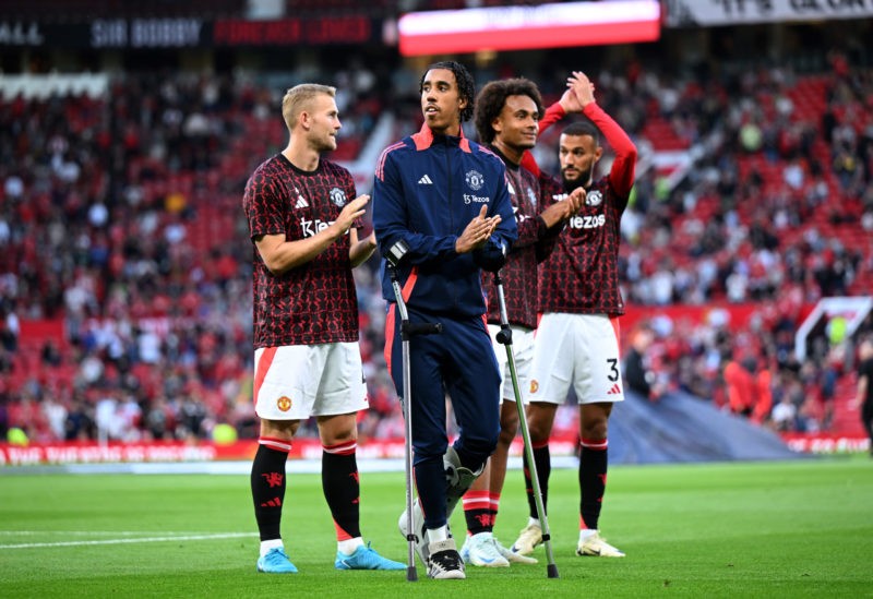 MANCHESTER, ENGLAND - AUGUST 16: New Signings (L to R) Matthijs De Ligt, Leny Yoro ( using crutches due to a metatarsal injury ), Joshua Zirkzee and Noussair Mazraoui of Manchester United acknowledge the fans prior to the Premier League match between Manchester United FC and Fulham FC at Old Trafford on August 16, 2024 in Manchester, England. (Photo by Michael Regan/Getty Images)