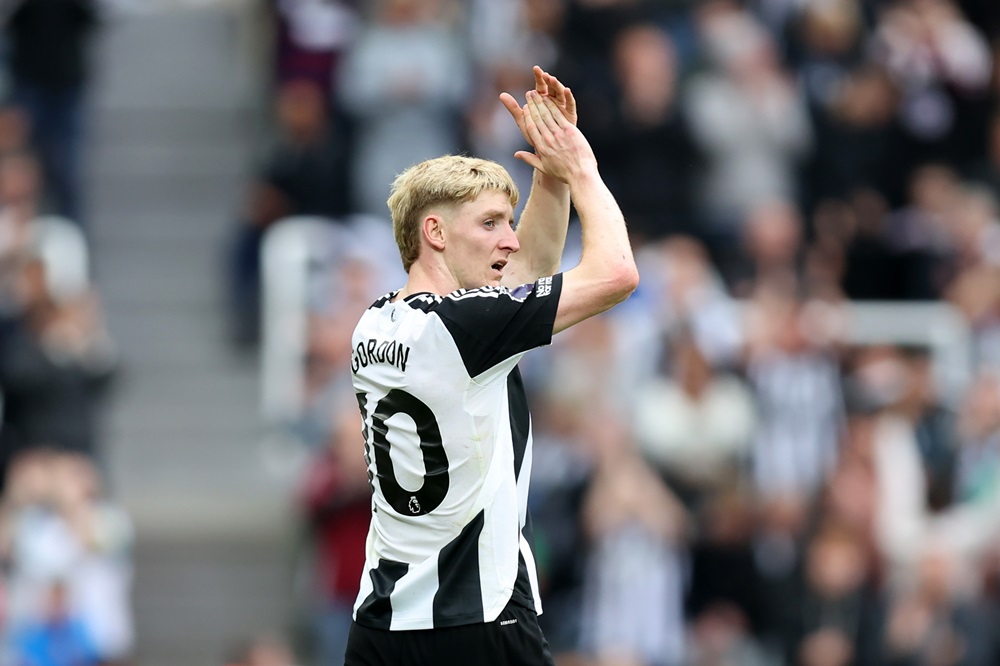 NEWCASTLE UPON TYNE, ENGLAND: Anthony Gordon of Newcastle United applauds the fans during the Premier League match between Newcastle United FC and Tottenham Hotspur FC at St James' Park on September 01, 2024. (Photo by George Wood/Getty Images)