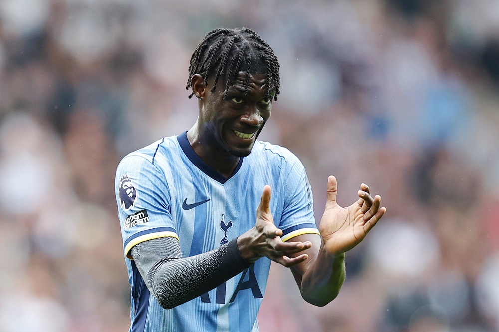 NEWCASTLE UPON TYNE, ENGLAND: Yves Bissouma of Tottenham Hotspur reacts during the Premier League match between Newcastle United FC and Tottenham Hotspur FC at St James' Park on September 01, 2024. (Photo by Matt McNulty/Getty Images)