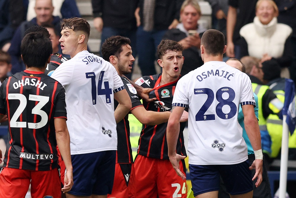 PRESTON, ENGLAND: Owen Beck confronts Preston's Milutin Osmajic about an alleged bite from the Preston player during the Sky Bet Championship match between Preston North End FC and Blackburn Rovers FC at Deepdale on September 22, 2024. (Photo by Gary Oakley/Getty Images)