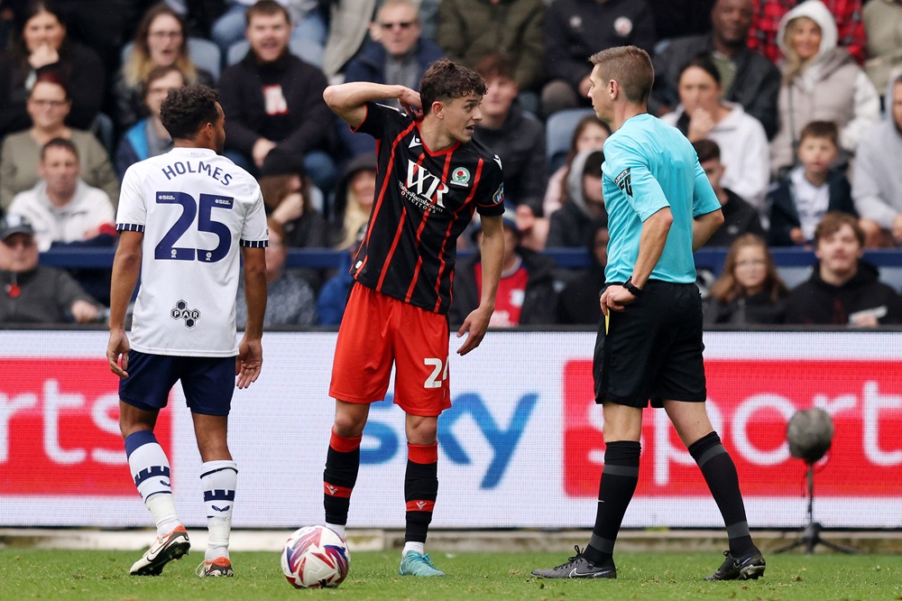 PRESTON, ENGLAND: Owen Beck protests with referee Matt Donohue before being sent off about an alleged bite from Preston's Milutin Osmajic during the Sky Bet Championship match between Preston North End FC and Blackburn Rovers FC at Deepdale on September 22, 2024. (Photo by Gary Oakley/Getty Images)