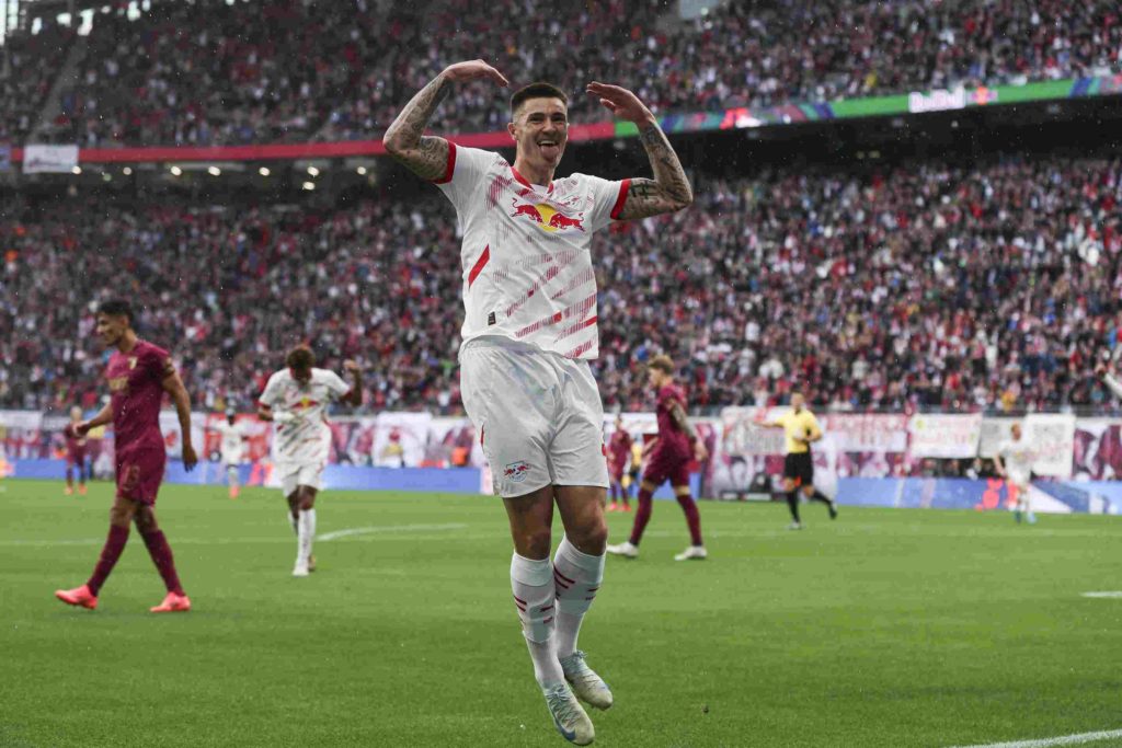 LEIPZIG, GERMANY - SEPTEMBER 28: Benjamin Sesko of RB Leipzig celebrates after scoring the team's second goal during the Bundesliga match between RB Leipzig and FC Augsburg at Red Bull Arena on September 28, 2024 in Leipzig, Germany. (Photo by Maja Hitij/Getty Images)