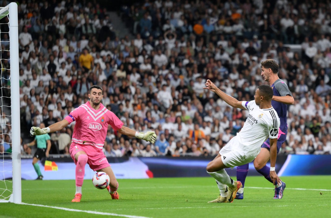 MADRID, SPAIN - SEPTEMBER 21: Joan Garcia of RCD Espanyol saves a shot from Kylian Mbappe of Real Madrid during the LaLiga match between Real Madrid CF and RCD Espanyol de Barcelona at Estadio Santiago Bernabeu on September 21, 2024 in Madrid, Spain. (Photo by David Ramos/Getty Images)