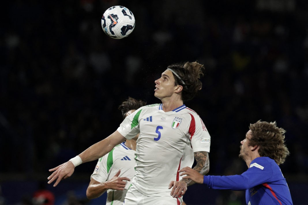 TOPSHOT - Italy's defender #05 Riccardo Calafiori heads the ball during the UEFA Nations League Group A2 football match between France and Italy at the Parc des Princes in Paris on September 6, 2024. (Photo by STEPHANE DE SAKUTIN / AFP) (Photo by STEPHANE DE SAKUTIN/AFP via Getty Images)