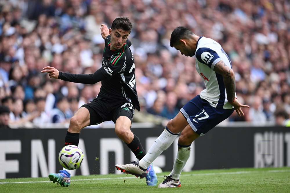 LONDON, ENGLAND: Cristian Romero of Tottenham Hotspur clears the ball under pressure from Kai Havertz of Arsenal during the Premier League match between Tottenham Hotspur FC and Arsenal FC at Tottenham Hotspur Stadium on September 15, 2024. (Photo by Justin Setterfield/Getty Images)