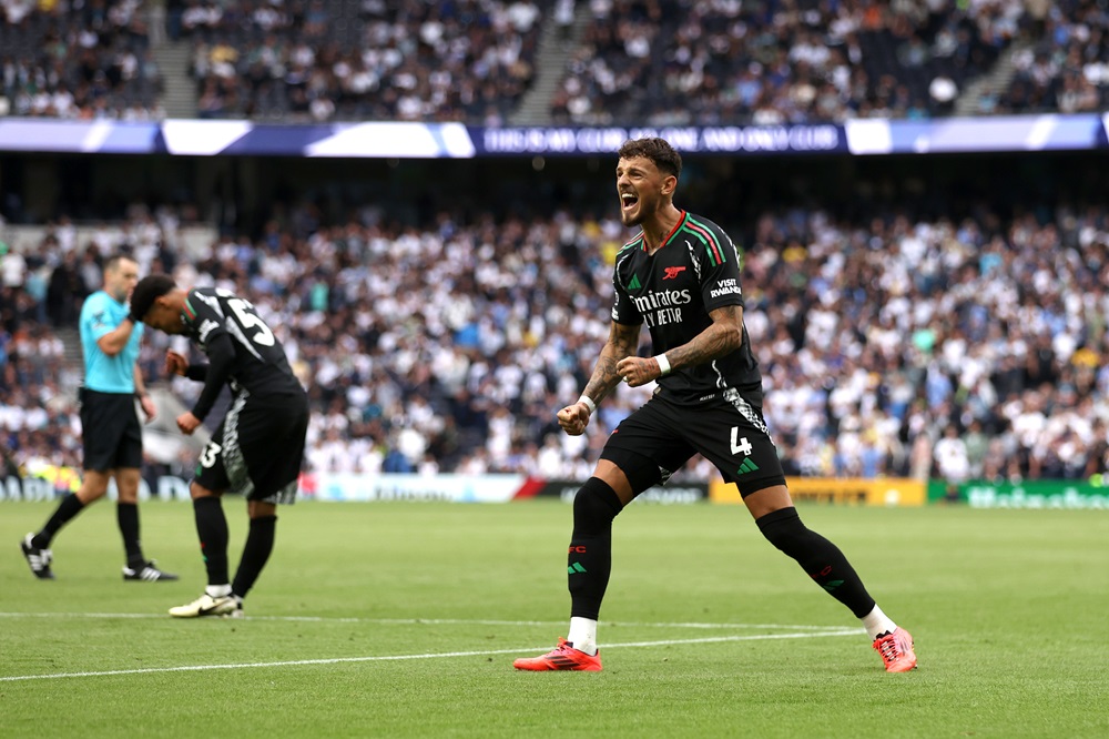 LONDON, ENGLAND: Ben White of Arsenal celebrates at full-time during the Premier League match between Tottenham Hotspur FC and Arsenal FC at Tottenham Hotspur Stadium on September 15, 2024. (Photo by Alex Pantling/Getty Images)