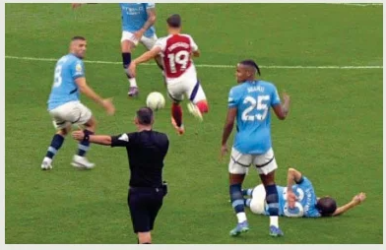 Leandro Trossard kicking the ball away