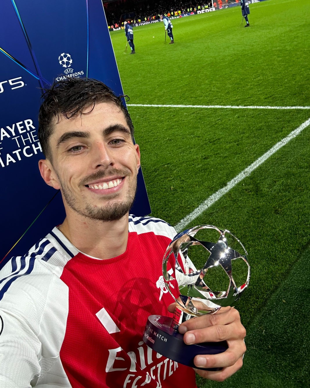 Kai Havertz with his Player of the Match award for Arsenal's win over Paris Saint-Germain (Photo via Champions League on Twitter)