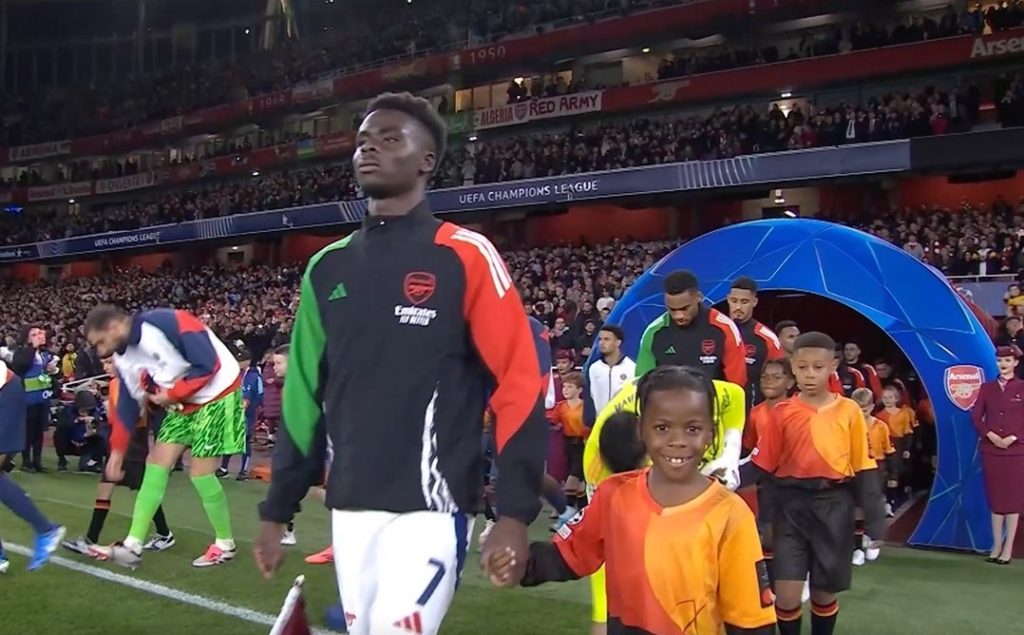 Bukayo Saka leads Arsenal out with Thiago Sterling (Photo via @FootballonTNT on Twitter)