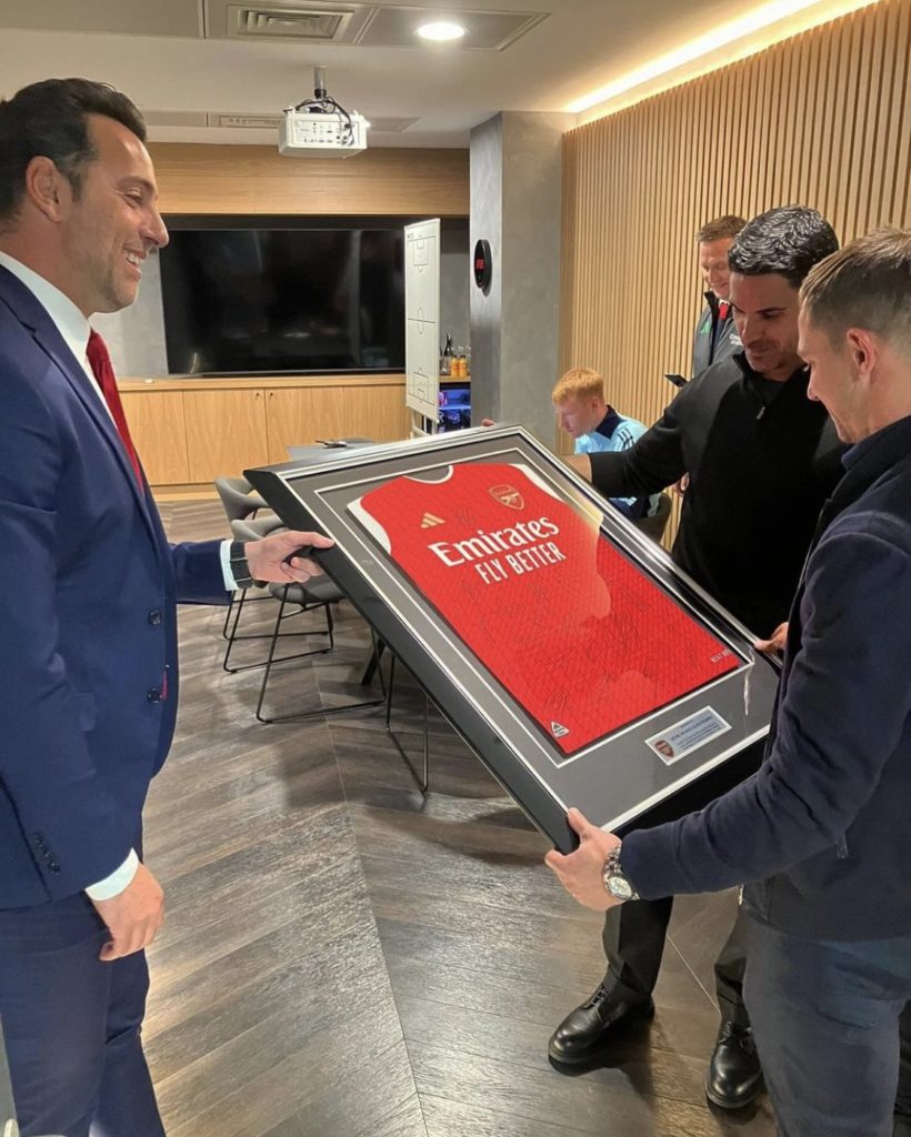 Edu Gaspar and Mikel Arteta give Cedric Soares a gift on his visit to the Emirates Stadium (Photo via Cedric on Instagram)