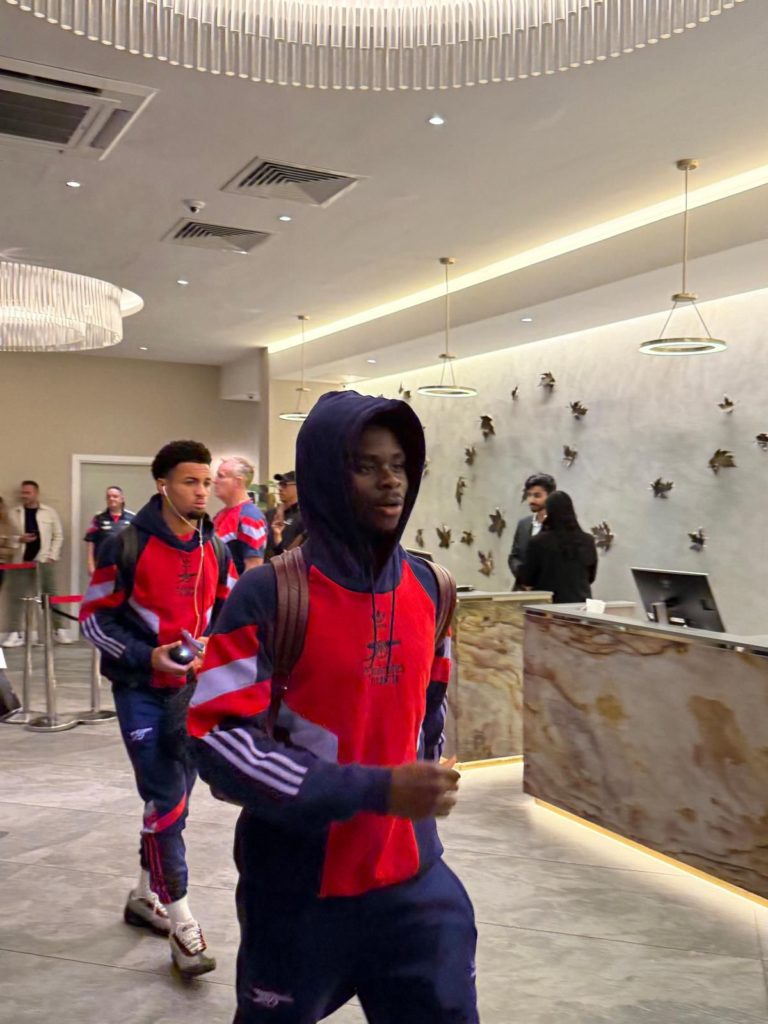 Bukayo Saka with the Arsenal squad ahead of their game against Liverpool (Photo via @Lukascummins199 on Twitter)