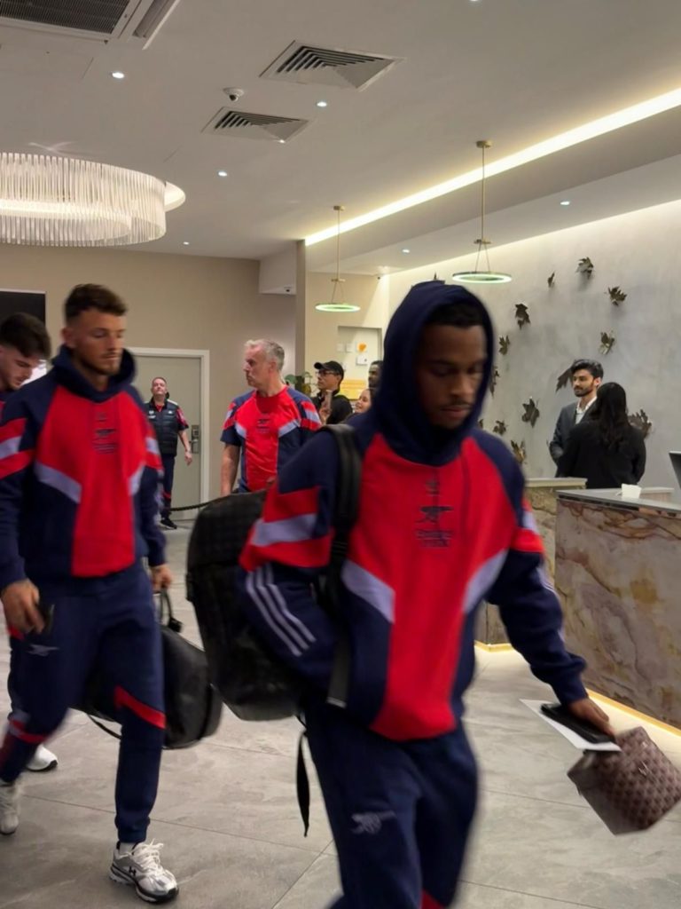 Jurrien Timber with the Arsenal squad ahead of their game against Liverpool (Photo via @Lukascummins199 on Twitter)