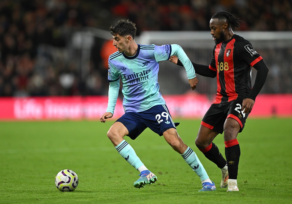 BOURNEMOUTH, ENGLAND: Kai Havertz of Arsenal and Antoine Semenyo of AFC Bournemouth battle for the ball during the Premier League match between AFC Bournemouth and Arsenal FC at Vitality Stadium on October 19, 2024. (Photo by Mike Hewitt/Getty Images)