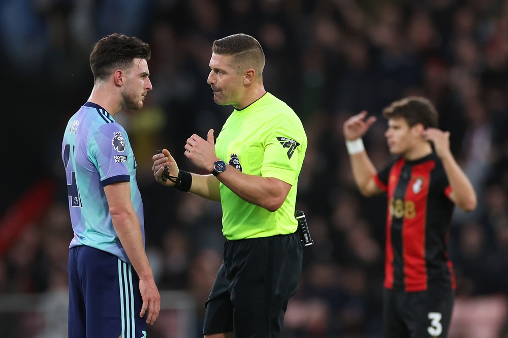 BOURNEMOUTH, ENGLAND: Match Referee, Robert Jones interacts with Declan Rice of Arsenal after showing a red card to his teammate, William Saliba (not pictured) during the Premier League match between AFC Bournemouth and Arsenal FC at Vitality Stadium on October 19, 2024. (Photo by Michael Steele/Getty Images)