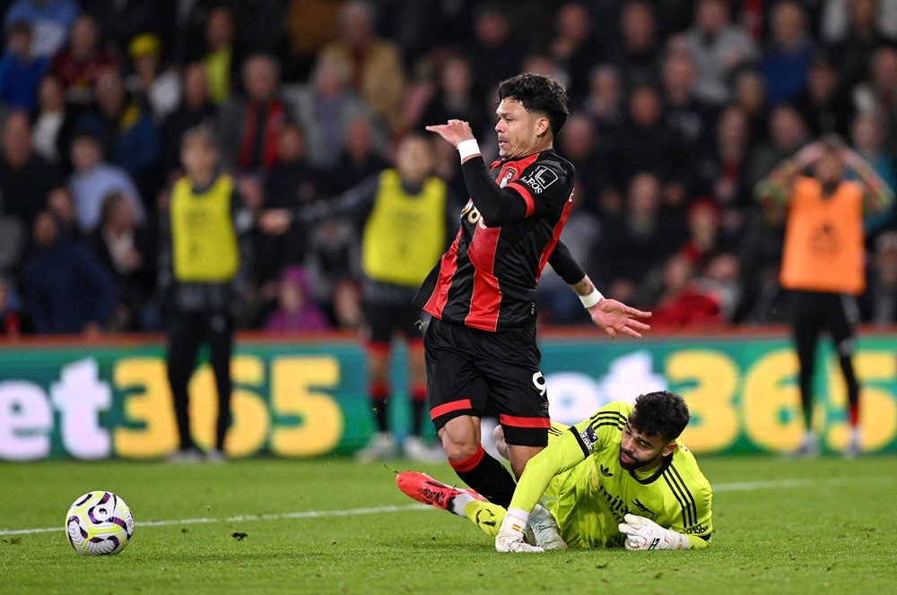 BOURNEMOUTH, ENGLAND: David Raya of Arsenal clashes with Evanilson of AFC Bournemouth in the box, leading to a penalty awarded to AFC Bournemouth during the Premier League match between AFC Bournemouth and Arsenal FC at Vitality Stadium on October 19, 2024. (Photo by Mike Hewitt/Getty Images)