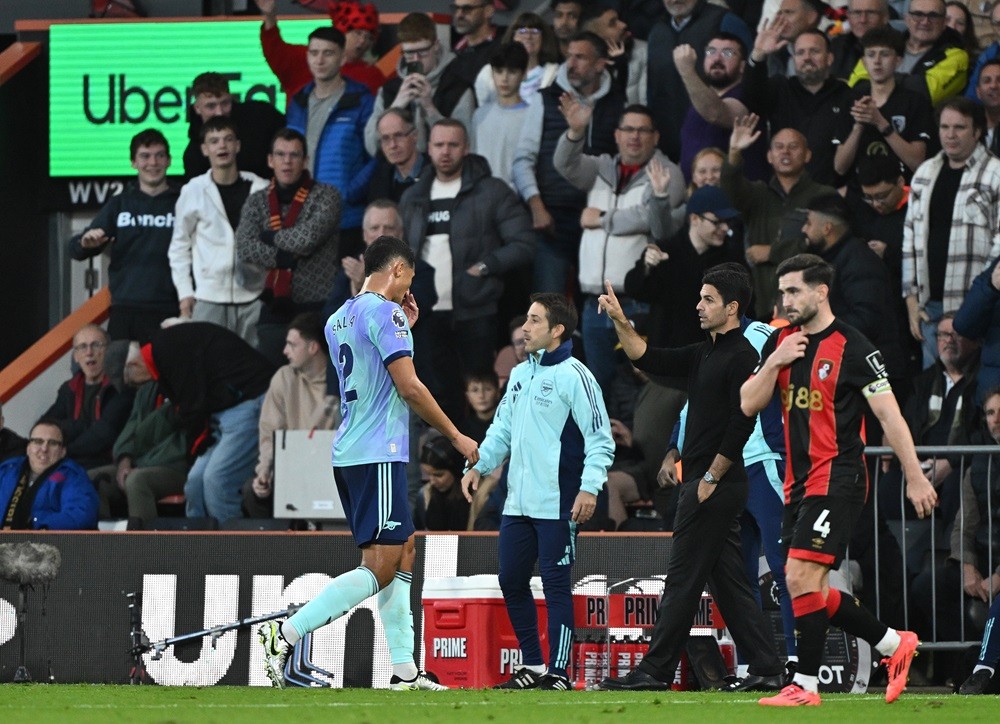 BOURNEMOUTH, ENGLAND: William Saliba of Arsenal leaves the pitch after receiving a red card, as Mikel Arteta, Manager of Arsenal, gestures during the Premier League match between AFC Bournemouth and Arsenal FC at Vitality Stadium on October 19, 2024. (Photo by Mike Hewitt/Getty Images)