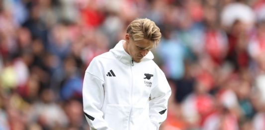 LONDON, ENGLAND: Martin Odegaard of Arsenal looks dejected following the Premier League match between Arsenal FC and Brighton & Hove Albion FC at Emirates Stadium on August 31, 2024. (Photo by Ryan Pierse/Getty Images)