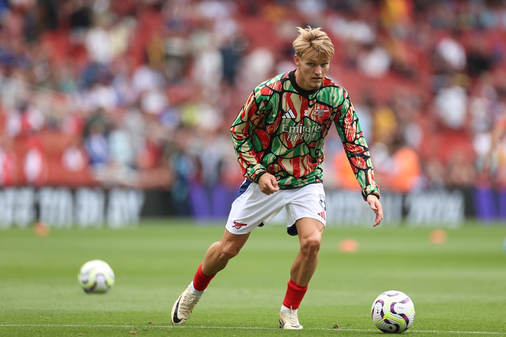 LONDON, ENGLAND: Martin Odegaard of Arsenal warms up prior to the Premier League match between Arsenal FC and Brighton & Hove Albion FC at Emirates Stadium on August 31, 2024. (Photo by Ryan Pierse/Getty Images)