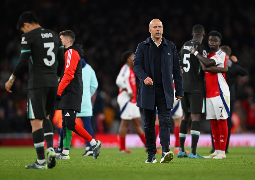 LONDON, ENGLAND: Arne Slot, Manager of Liverpool, looks on after the Premier League match between Arsenal FC and Liverpool FC at Emirates Stadium on October 27, 2024. (Photo by Shaun Botterill/Getty Images)