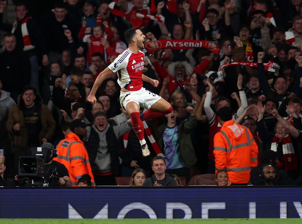 LONDON, ENGLAND: Mikel Merino of Arsenal celebrates scoring his team's second goal during the Premier League match between Arsenal FC and Liverpool FC at Emirates Stadium on October 27, 2024. (Photo by Alex Pantling/Getty Images)