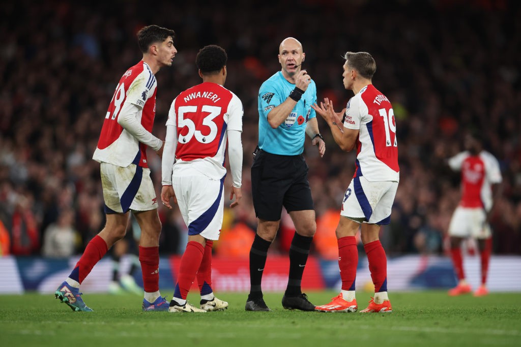 LONDON, ENGLAND - OCTOBER 27: Referee Anthony Taylor disallows a goal scored by Kai Havertz of Arsenal as team mates Ethan Nwaneri and Leandro Trossard react during the Premier League match between Arsenal FC and Liverpool FC at Emirates Stadium on October 27, 2024 in London, England. (Photo by Alex Pantling/Getty Images)