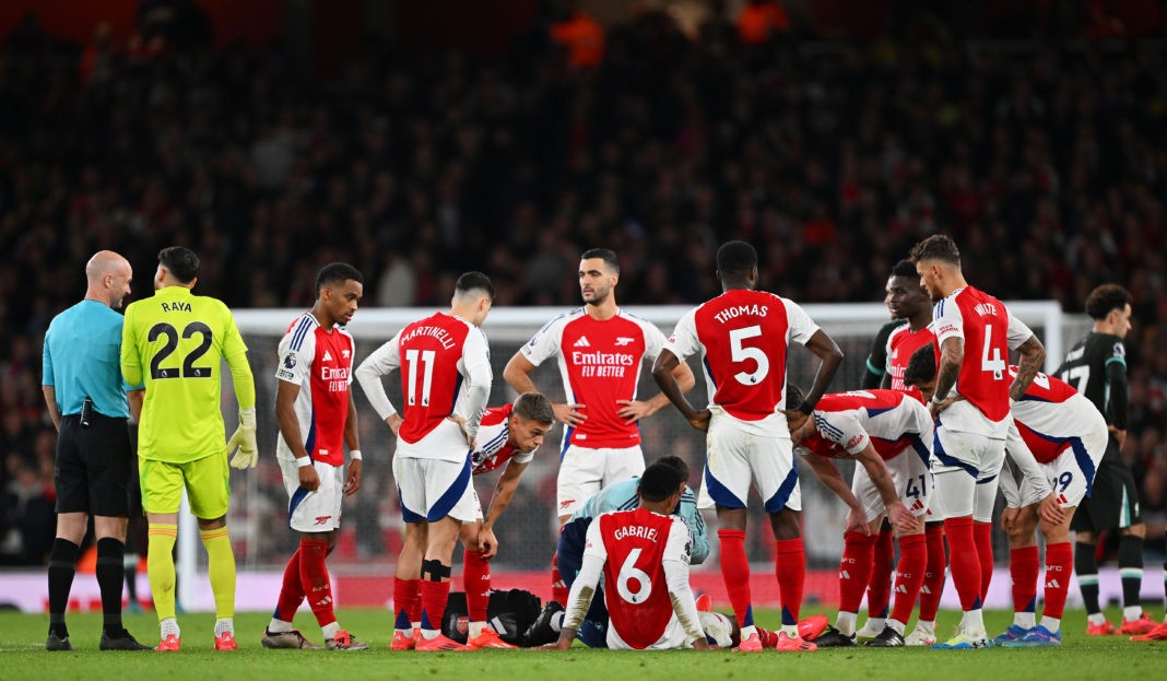 LONDON, ENGLAND - OCTOBER 27: Gabriel of Arsenal receives medical treatment after picking up an injury during the Premier League match between Arsenal FC and Liverpool FC at Emirates Stadium on October 27, 2024 in London, England. (Photo by Shaun Botterill/Getty Images)