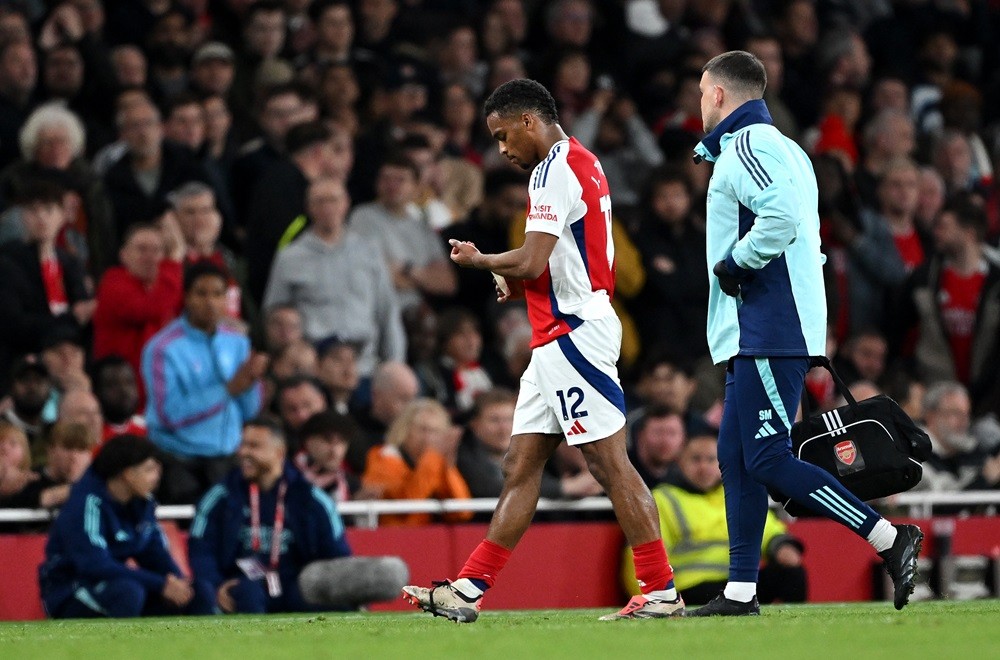 LONDON, ENGLAND: Jurrien Timber of Arsenal leaves the pitch after picking up an injury during the Premier League match between Arsenal FC and Liverpool FC at Emirates Stadium on October 27, 2024. (Photo by Shaun Botterill/Getty Images)