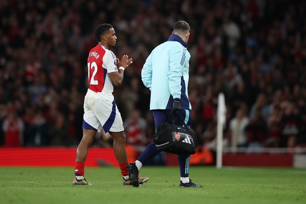 LONDON, ENGLAND: Jurrien Timber of Arsenal leaves the pitch after picking up an injury during the Premier League match between Arsenal FC and Liverpool FC at Emirates Stadium on October 27, 2024. (Photo by Alex Pantling/Getty Images)