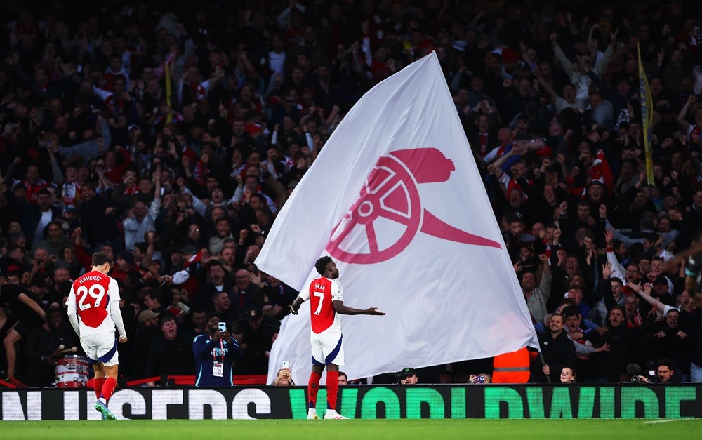 LONDON, ENGLAND: Bukayo Saka of Arsenal celebrates scoring his team's first goal during the Premier League match between Arsenal FC and Liverpool FC at Emirates Stadium on October 27, 2024. (Photo by Alex Pantling/Getty Images)