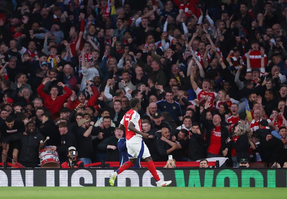 LONDON, ENGLAND: Bukayo Saka of Arsenal celebrates scoring his team's first goal during the Premier League match between Arsenal FC and Liverpool FC at Emirates Stadium on October 27, 2024. (Photo by Alex Pantling/Getty Images)